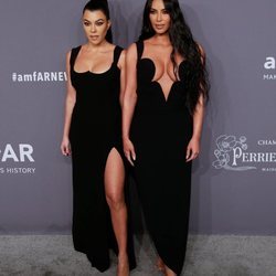 Kourtney y Kim Kardashian en la gala amFAR 2019