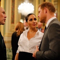 Meghan Markle mira enamorada al Príncipe Harry en los Endeavour Fund Awards 2019
