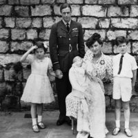 Los Príncipes Jorge y Marina de Kent junto a sus tres hijos