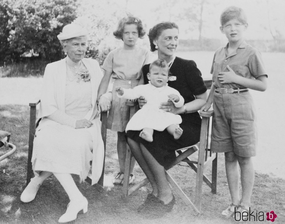 La Reina María posa con la Duquesa de Kent y sus hijos