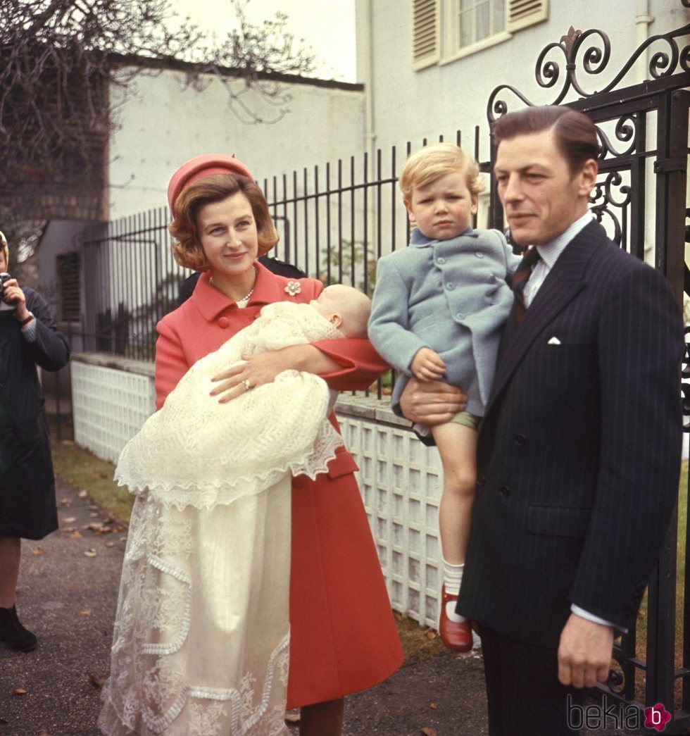 Alexandra de Kent y Angus Ogilvy con sus dos hijos
