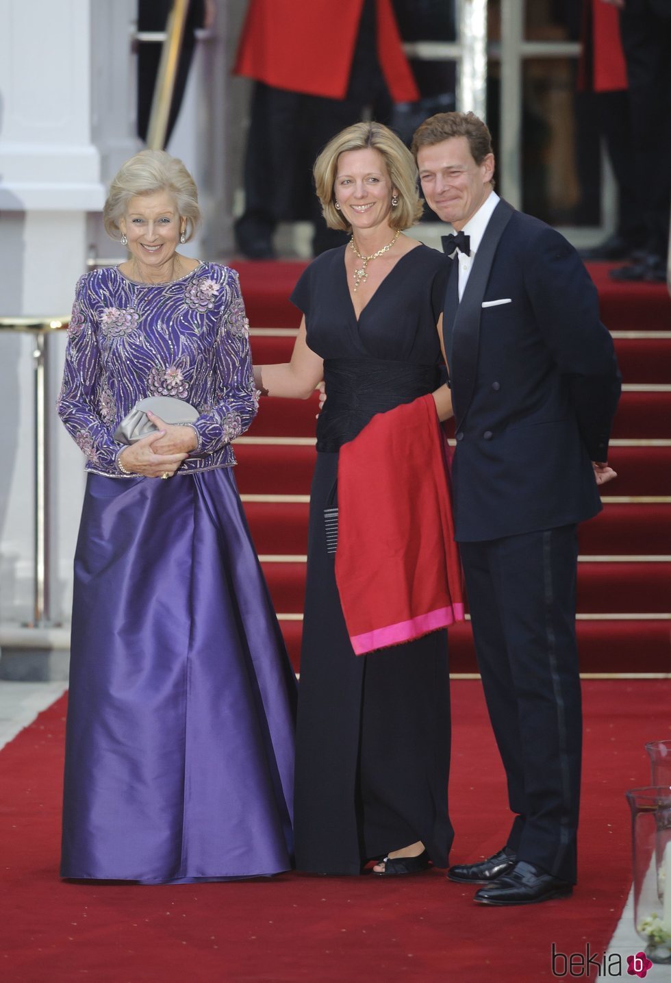 Alexandra de Kent con su hijo y su nuera en la cena de gala previa a la boda del Príncipe Guillermo y Kate Middleton