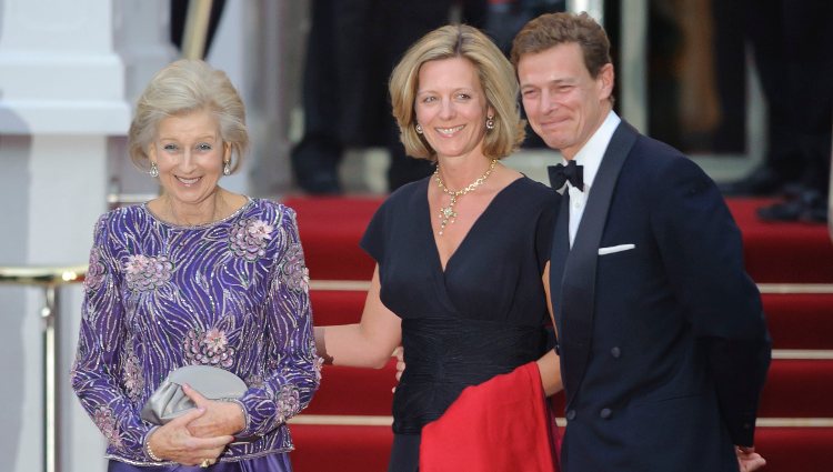 Alexandra de Kent con su hijo y su nuera en la cena de gala previa a la boda del Príncipe Guillermo y Kate Middleton