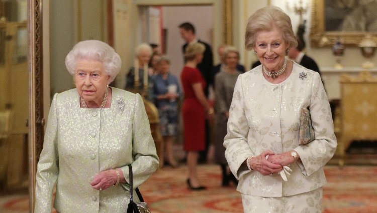 Isabel II y Alexandra de Kent en un acto conmemorativo en el Palacio de Buckingham