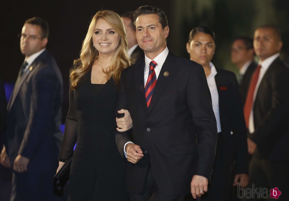 Enrique Peña Nieto junto Angélica Rivera