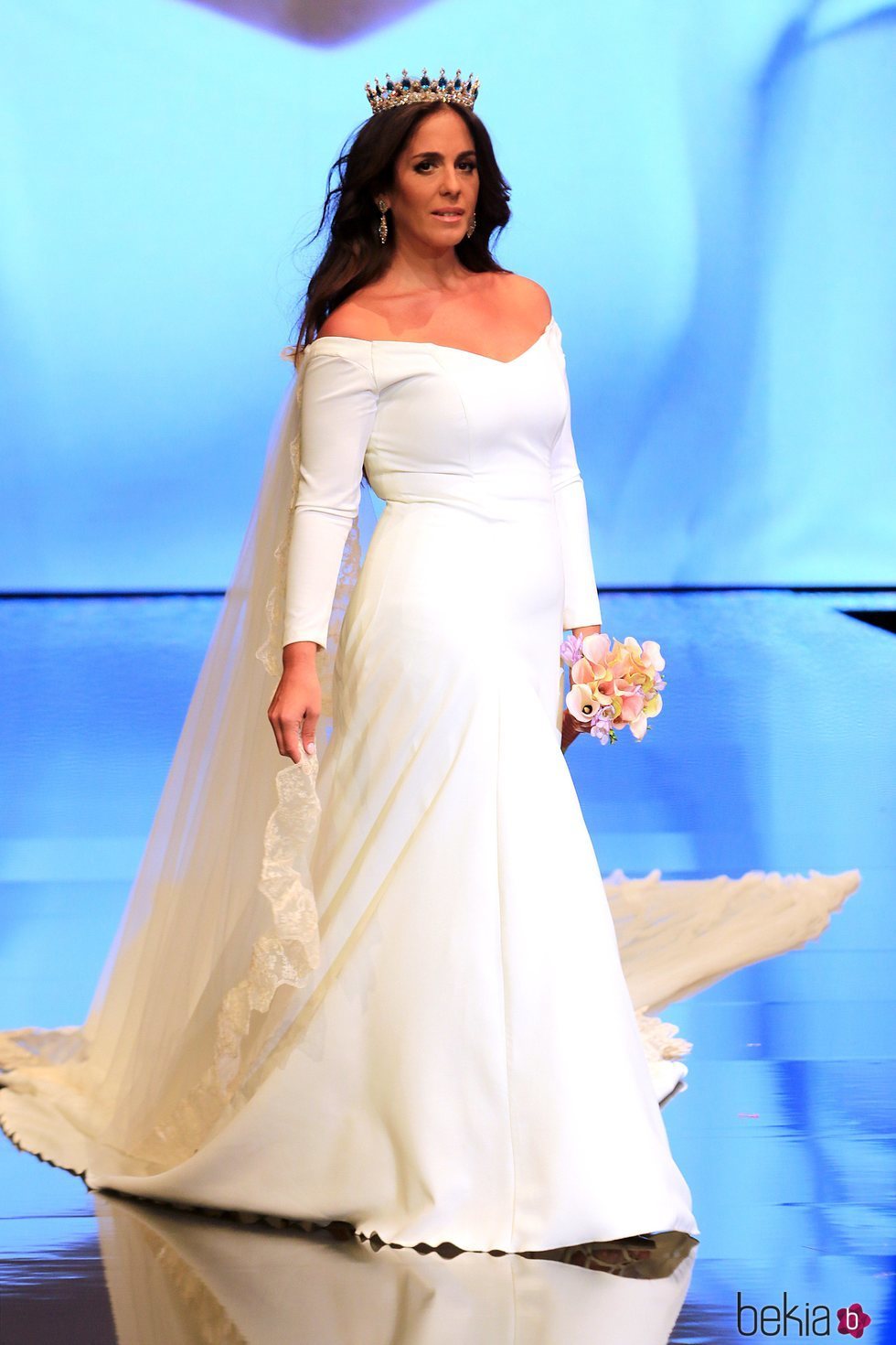 Anabel Pantoja desfilando vestida de novia en SIMOF 2019