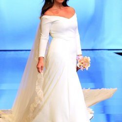 Anabel Pantoja desfilando vestida de novia en SIMOF 2019