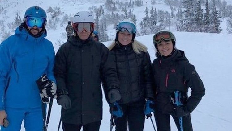 Los Príncipes Victoria y Daniel y los Príncipes Haakon y Mette-Marit esquiando en Suecia