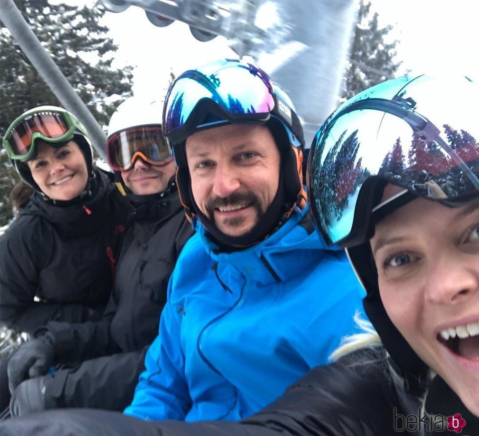 Victoria y Daniel de Suecia y Haakon y Mette-Marit de Noruega se divierten esquiando