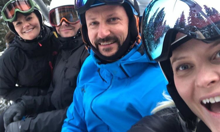 Victoria y Daniel de Suecia y Haakon y Mette-Marit de Noruega se divierten esquiando
