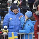 La Princesa Mette-Marit de Noruega hablando con el Príncipe Daniel de Suecia en la nieve