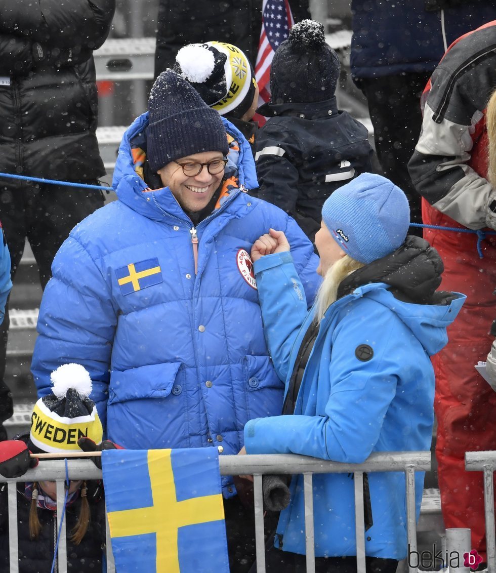 La Princesa Mette-Marit de Noruega hablando con el Príncipe Daniel de Suecia en la nieve