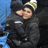La Princesa Victoria de Suecia con su hijo el Príncipe Óscar en la nieve