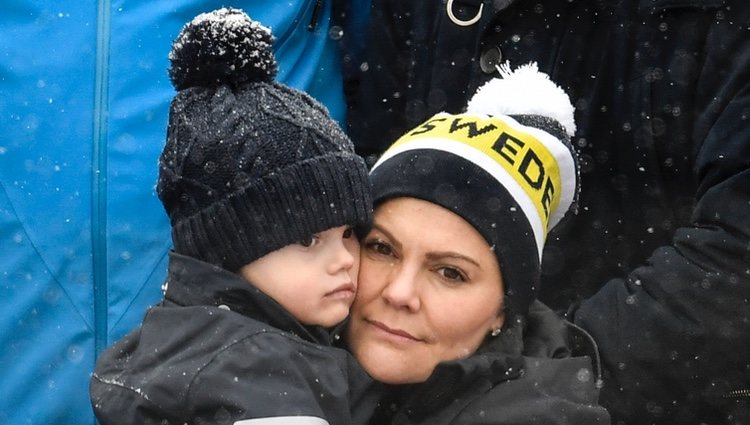 La Princesa Victoria de Suecia con su hijo el Príncipe Óscar en la nieve