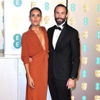 Joseph Fiennes y Maria Dolores Dieguez en la alfombra roja de los Premios BAFTA 2019