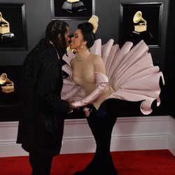 Cardi B y Offset juntando sus lenguas en la alfombra roja de los Grammy 2019