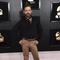Waylon Payne en la alfombra roja de los Grammy 2019