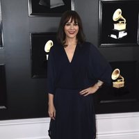 Rashida Jones en la alfombra roja de los Grammy 2019