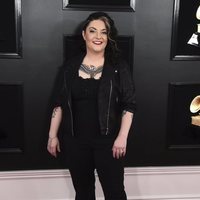 Ashley McBryde en la alfombra roja de los Grammy 2019