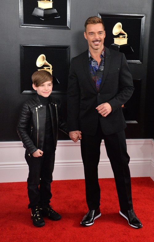 Ricky Martin con su hijo Matteo en la alfombra roja de los Grammy 2019