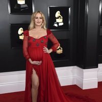 Margo Price luciendo embarazo en la alfombra roja de los Grammy 2019