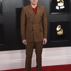 Charlie Puth en la alfombra roja de los Grammy 2019