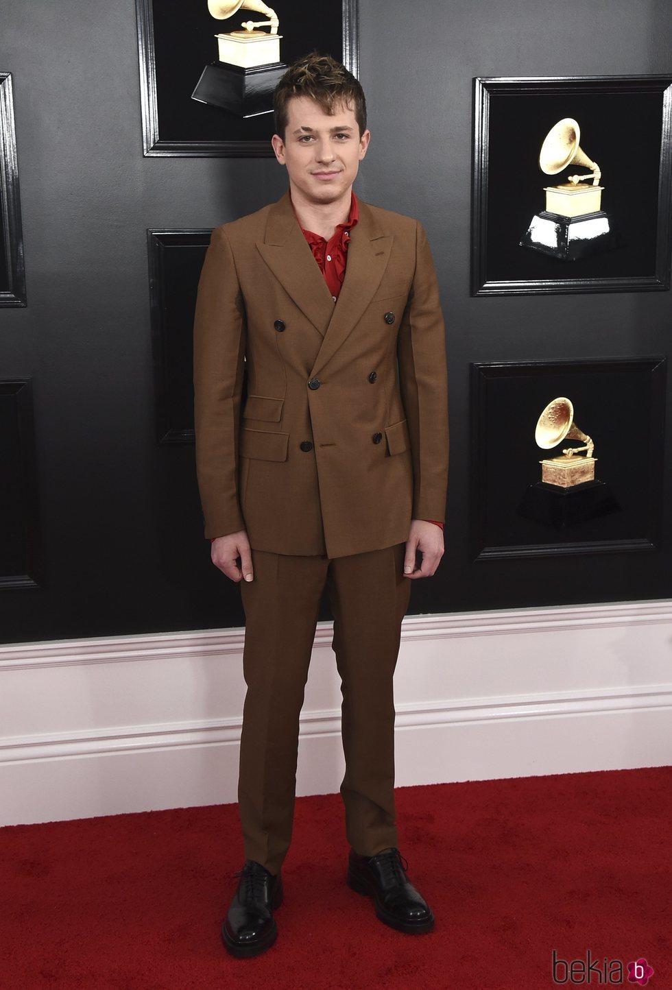 Charlie Puth en la alfombra roja de los Grammy 2019