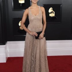 Nina Dobrev en la alfombra roja de los Grammy 2019