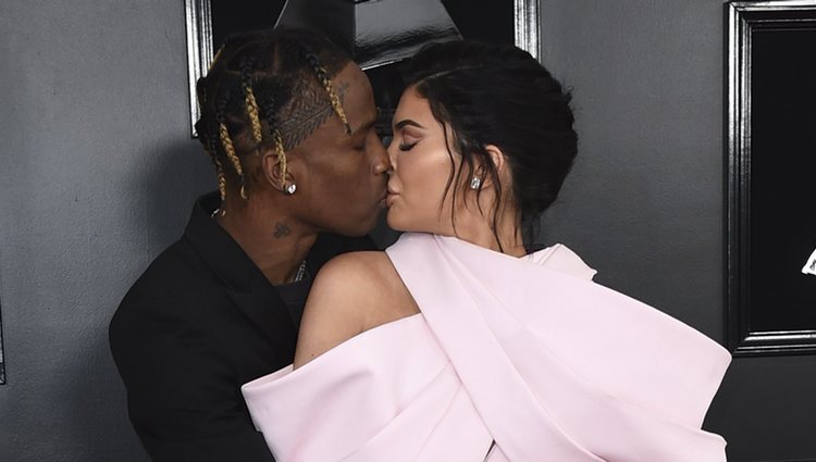 Travis Scott y Kylie Jenner besándose en la alfombra roja de los Grammy 2019