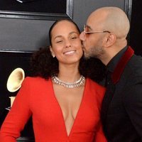 Swizz Beatz besando en la mejilla a Alicia Keys en la alfombra roja de los Grammy 2019