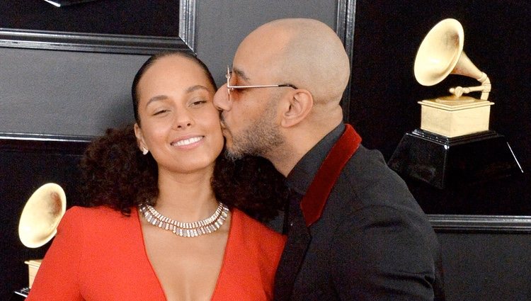 Swizz Beatz besando en la mejilla a Alicia Keys en la alfombra roja de los Grammy 2019