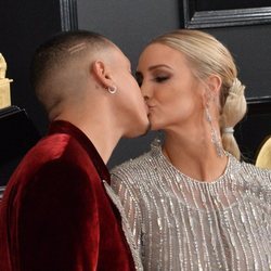Ashlee Simpson y Evan Ross besándose en la alfombra roja de los Grammy 2019