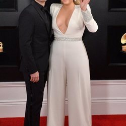 Meghan Trainor y Daryl Sabara en la alfombra roja de los Grammy 2019