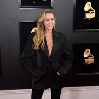 Miley Cyrus en la alfombra roja de los Grammy 2019
