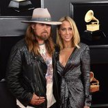 Billy Ray Cyrus y Tish Cyrus en la alfombra roja de los Grammy 2019