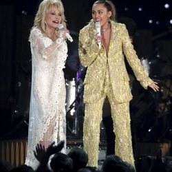 Miley Cyrus con Dolly Parton durante su actuación en los Grammy 2019