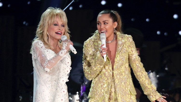 Miley Cyrus con Dolly Parton durante su actuación en los Grammy 2019