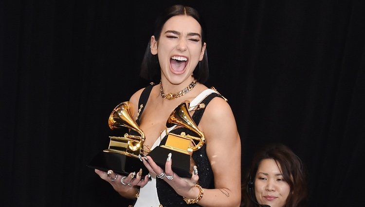 Dua Lipa con sus dos galardones en los Grammy 2019