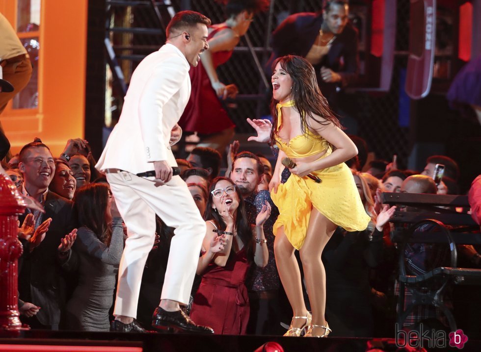 Ricky Martin y Camila Cabello durante su actuación en los Grammy 2019
