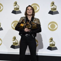 Brandi Carlile con sus tres galardones en los Grammy 2019