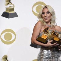Lady Gaga con sus tres galardones en los Grammy 2019