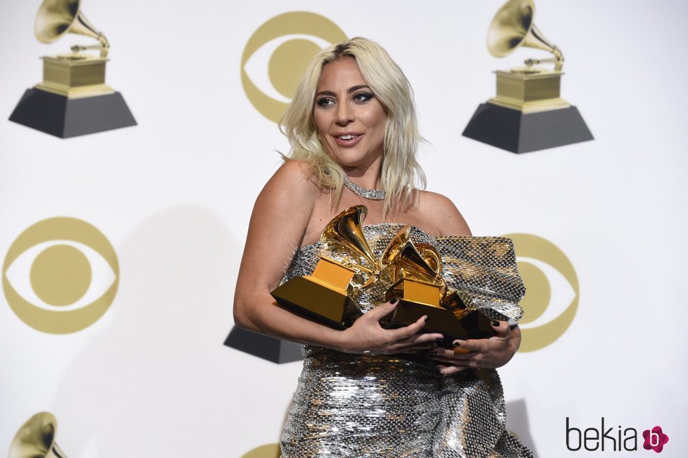 Lady Gaga con sus tres galardones en los Grammy 2019