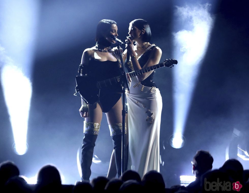 St Vincent y Dua Lipa durante su actuación en los Grammy 2019