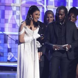 Cardi B recogiendo un galardón en los Grammy 2019