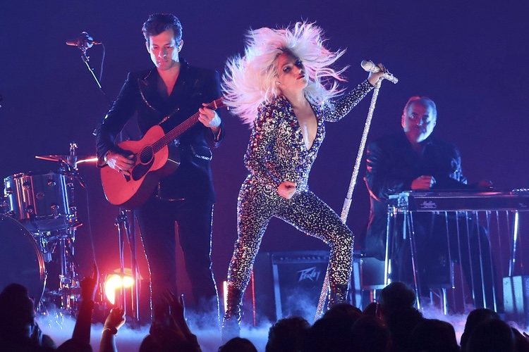 Lady Gaga y Mark Ronson durante su actuación en los Grammy 2019