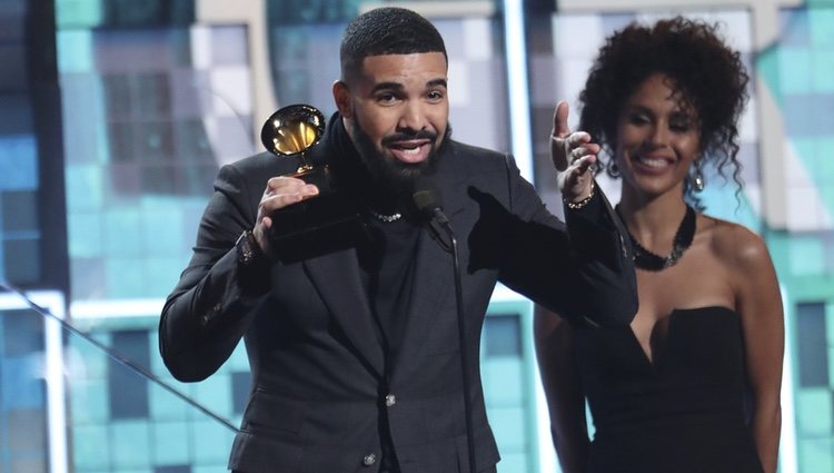 Drake recogiendo un galardón en los Grammy 2019