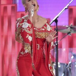 Katy Perry actuando en los Grammy 2019