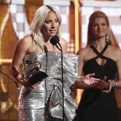 Lady Gaga da un discurso tras recibir un Grammy 2019