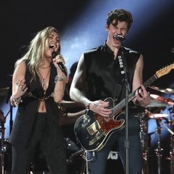 Miley Cyrus actuando con Shawn Mendes en los Grammy 2019