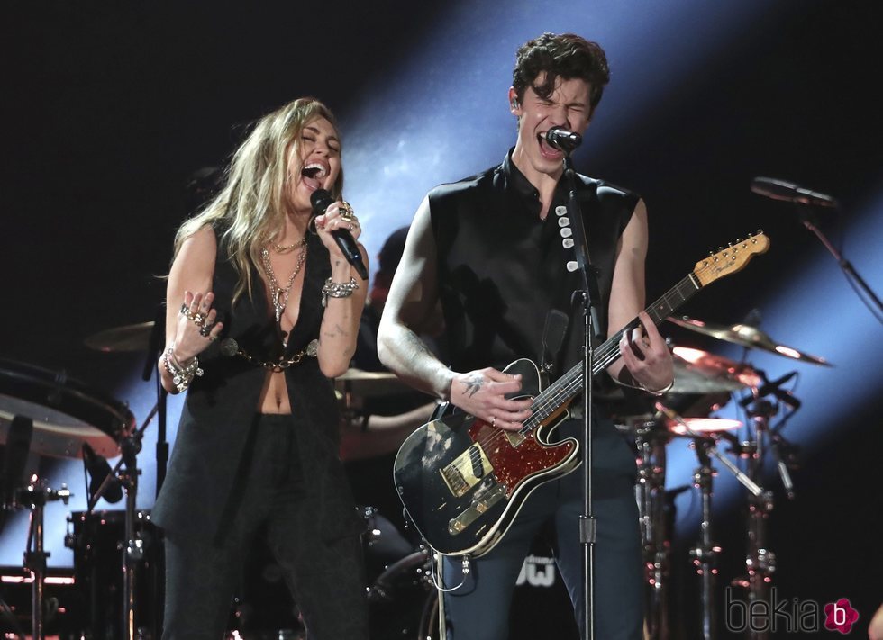 Miley Cyrus actuando con Shawn Mendes en los Grammy 2019